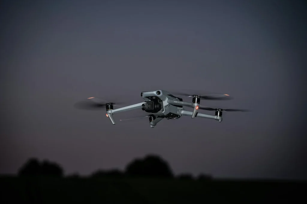 Drone en vol dans un ciel de crépuscule