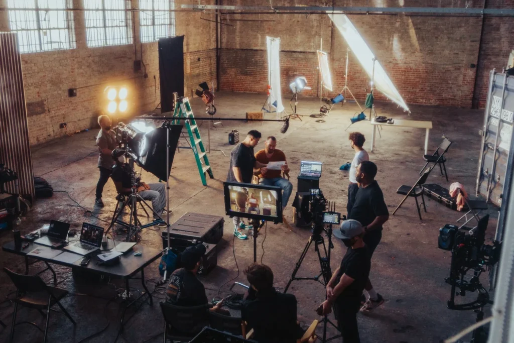 Équipe de tournage autour d’une caméra sur un plateau