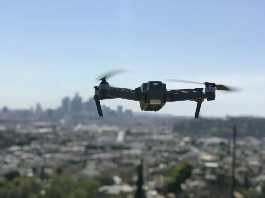 Drone en vol au-dessus d’une ville