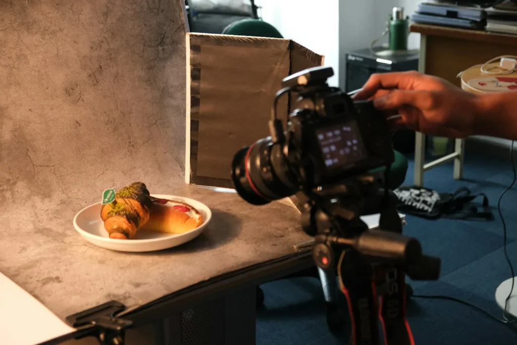 Appareil photo photographiant une assiette
