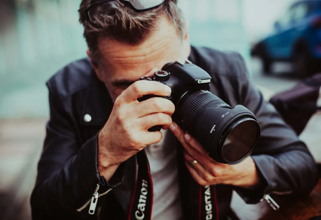 Photographe tenant son appareil lors d’un événement