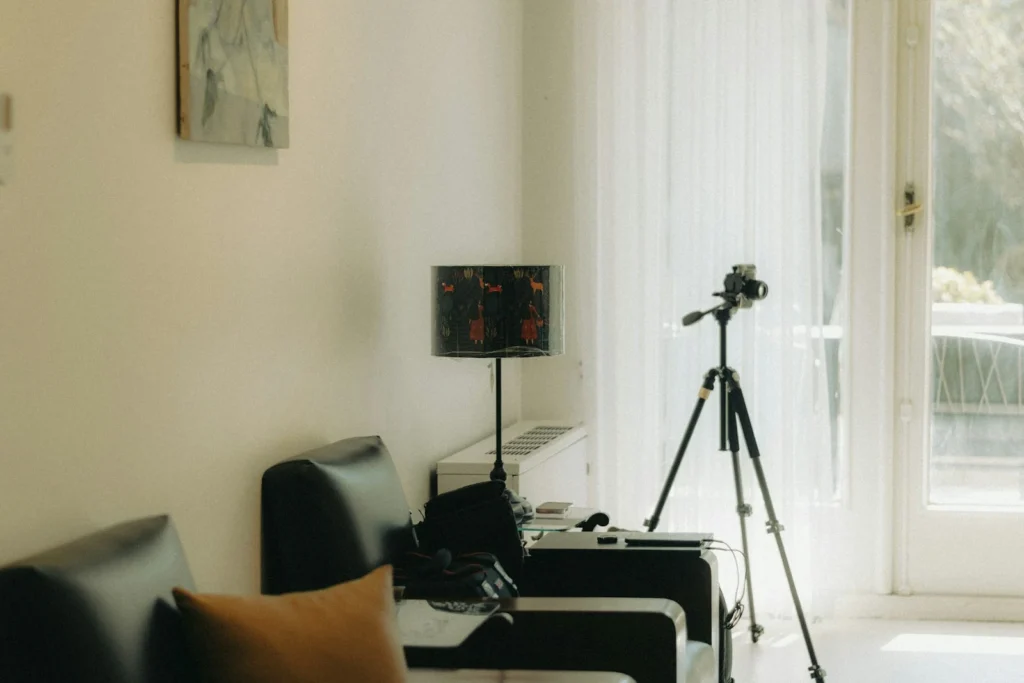 Appareil photo sur trépied dans un salon lumineux