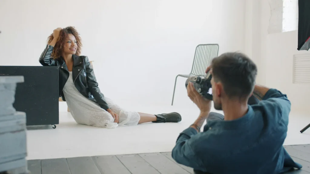 Photographe photographiant une modèle