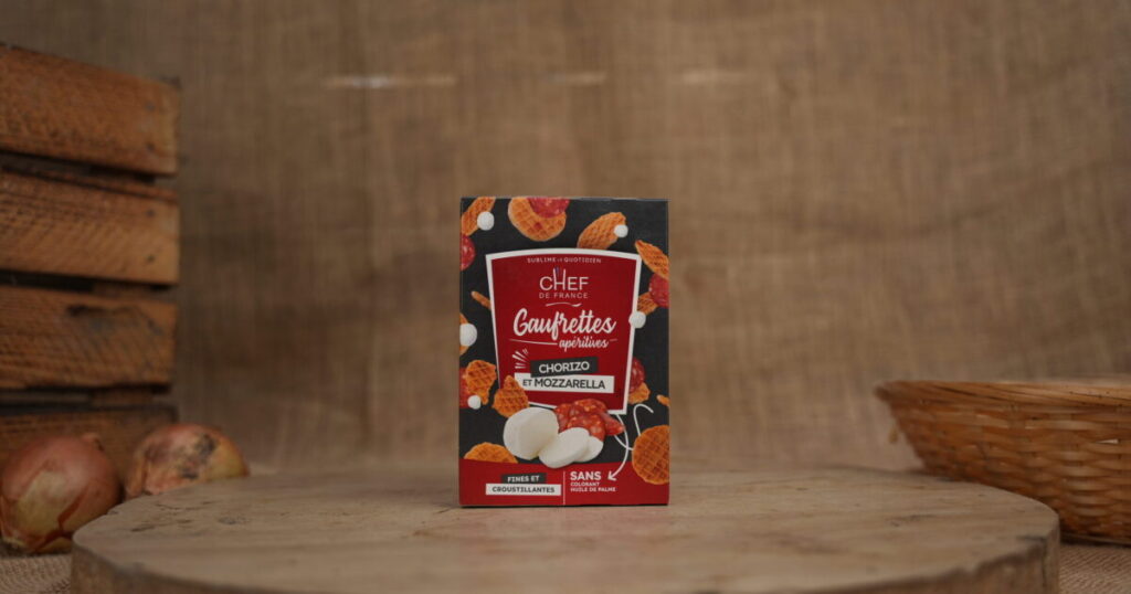 Packshot d’un paquet de gaufrettes mis en scène sur un socle en bois