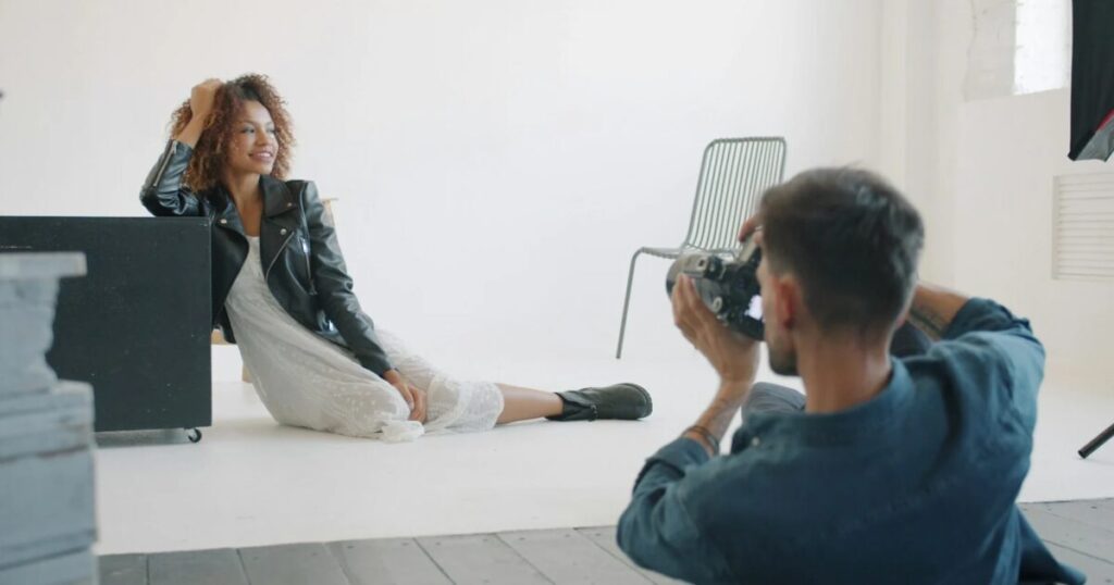 Photographe photographiant une modèle