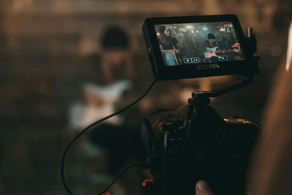 Vidéaste filmant une musicienne sur scène
