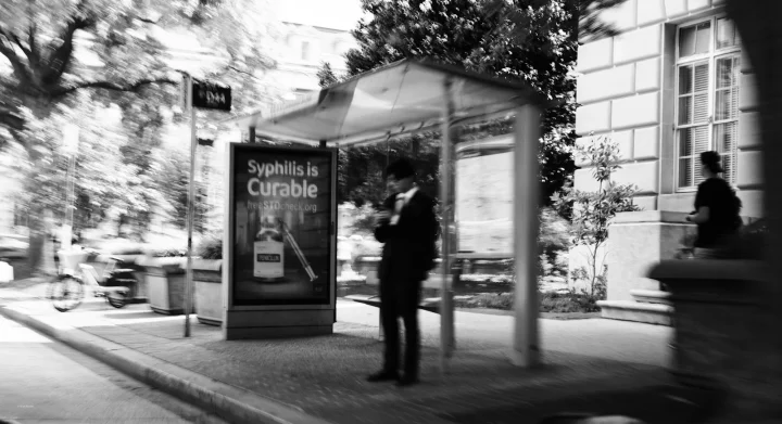 Abribus avec une affiche publicitaire
