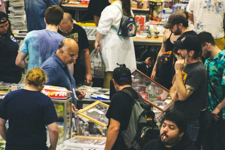 Visiteurs dans les allées d’un salon