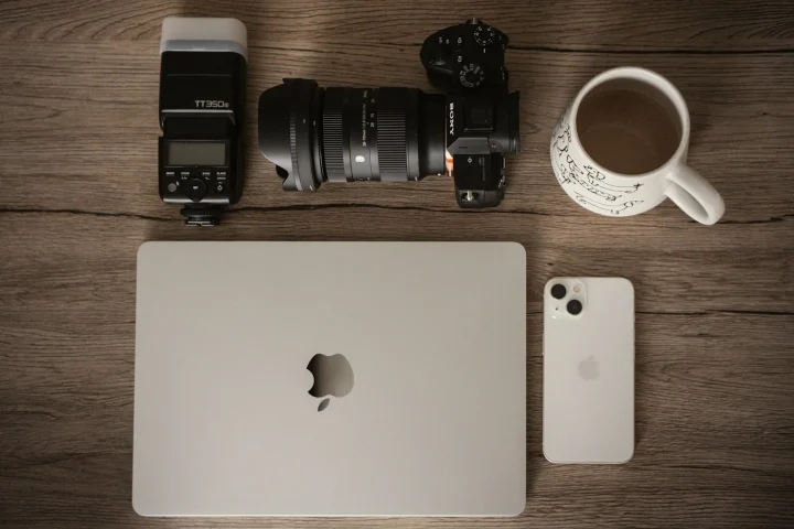 Appareil photo, ordinateur et smartphone sur une table