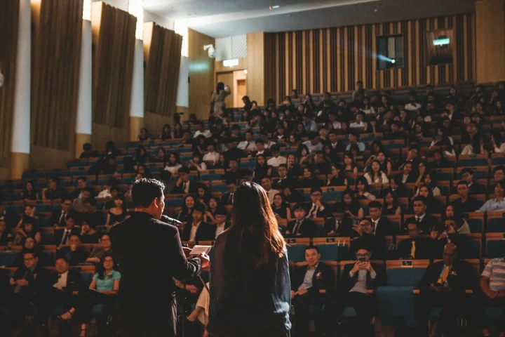 Public assis dans un auditorium
