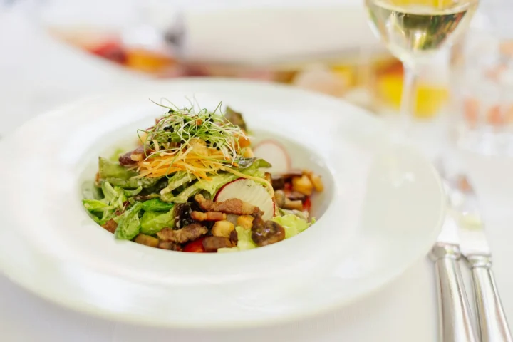 Assiette dressée photographiée en lumière naturelle