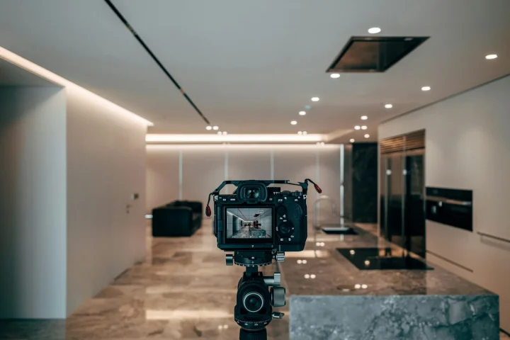 Caméra filmant le salon d’un appartement
