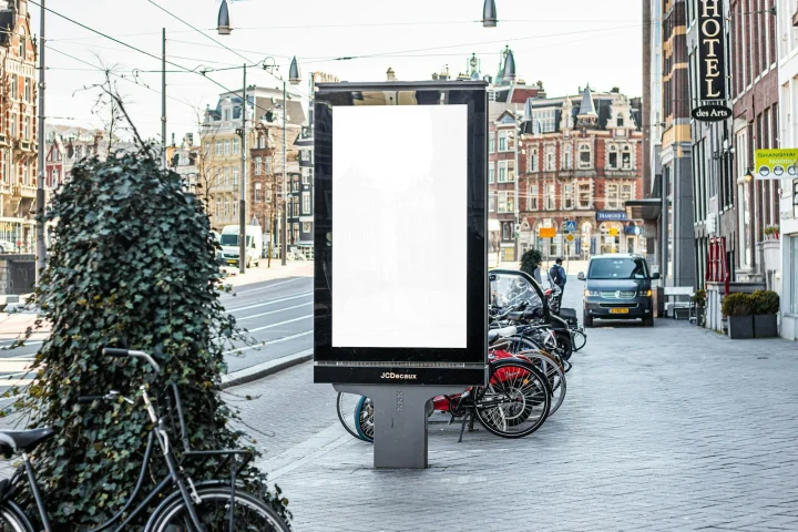 Panneau d’affichage vierge dans une rue