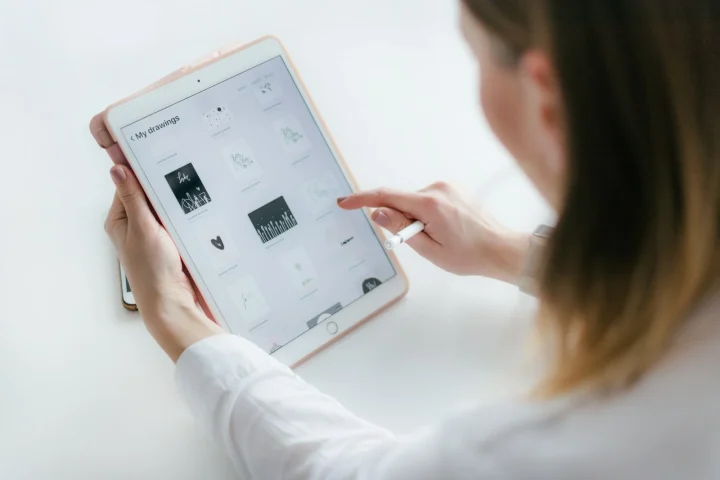 Femme consultant une vidéo sur tablette