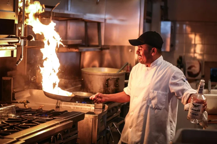 Chef cuisinant dans une cuisine de restaurant