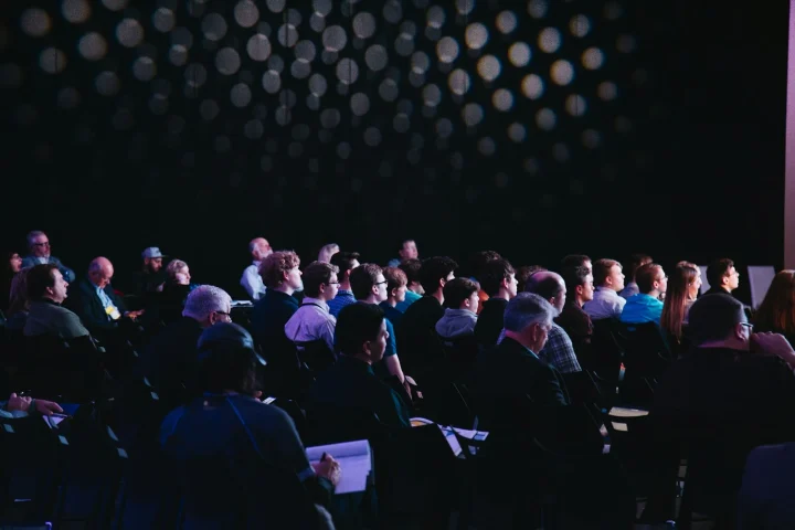 Salle de convention remplie de participants