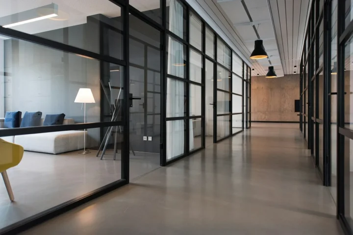 Couloir de bureaux aux portes vitrées