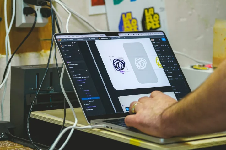 Création graphique sur un écran d’ordinateur portable