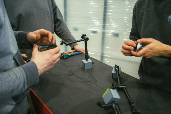 Mains manipulant des smartphones sur une table