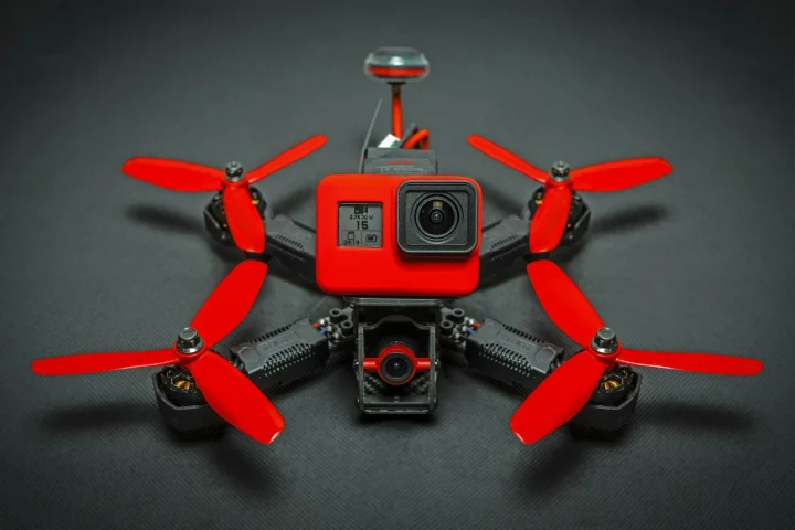 Drone FPV rouge et noir