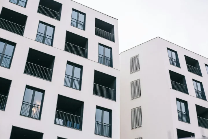 Façade d’immeuble blanc