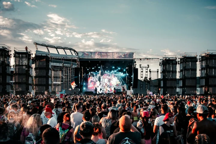 Festival en plein air : public devant une grande scène