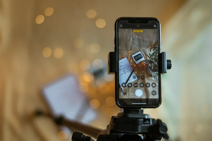 Smartphone sur trépied pour filmer en vertical