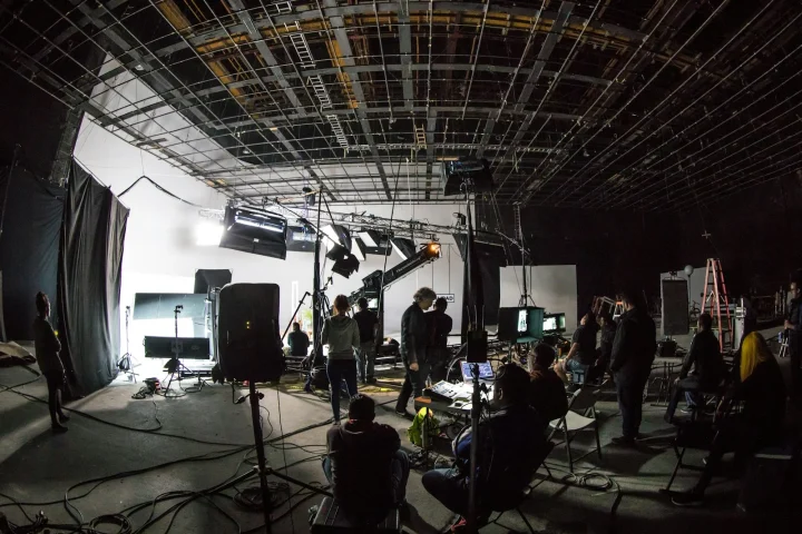 Équipe de tournage sur un grand plateau