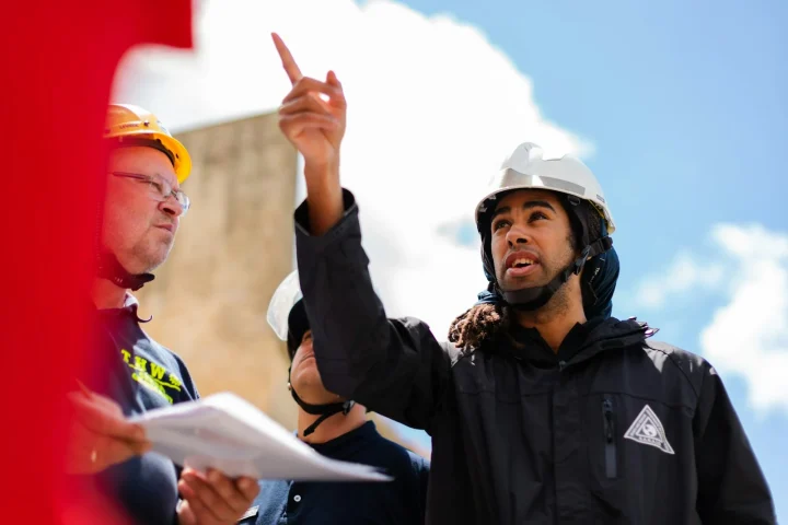 Technicien en casque de chantier