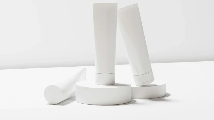 Objets blancs photographiés sur fond blanc
