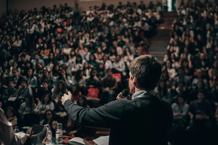 Orateur s’adressant à une foule