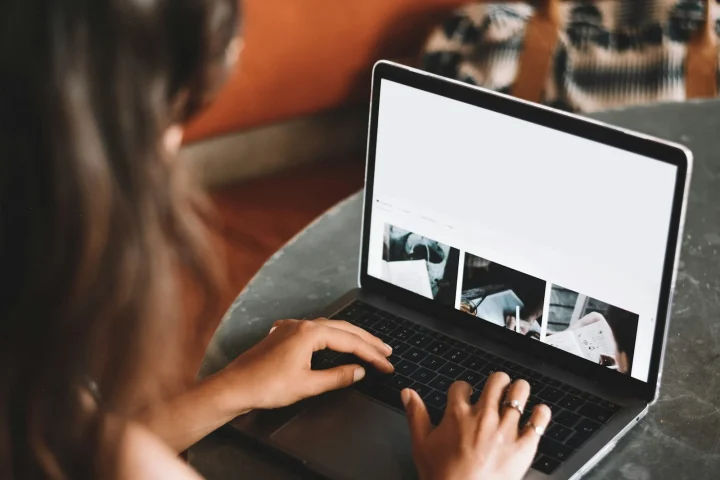 Personne suivant un contenu sur un ordinateur portable