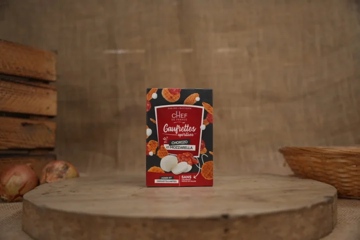 Packshot d’un paquet de gaufrettes chorizo mozzarella sur un socle en bois