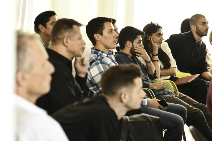Participant assis lors d’un séminaire