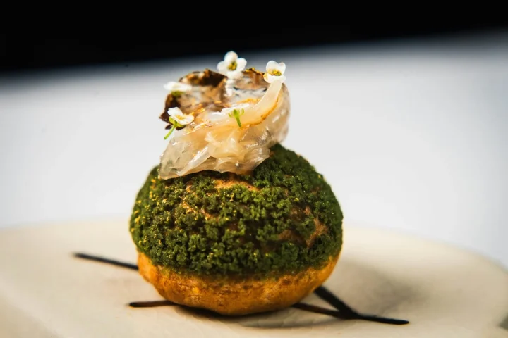 Pâtisserie gastronomique dressée
