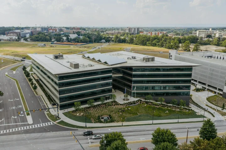 Vue aérienne d’un immeuble de bureaux vitré
