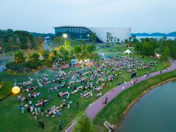 Vue aérienne d’un rassemblement en plein air