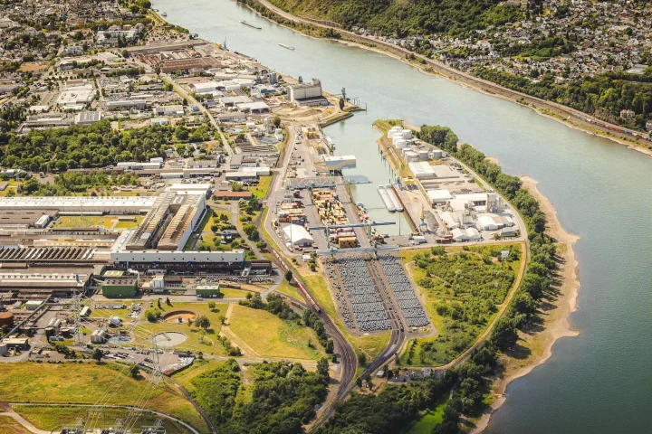 Vue aérienne d’un site industriel au bord de l’eau