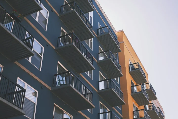 Immeuble neuf avec balcons