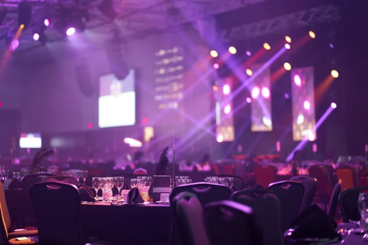 Salle de gala dressée avec une scène éclairée