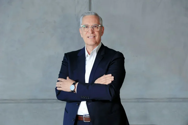 Portrait d’un dirigeant en costume, bras croisés