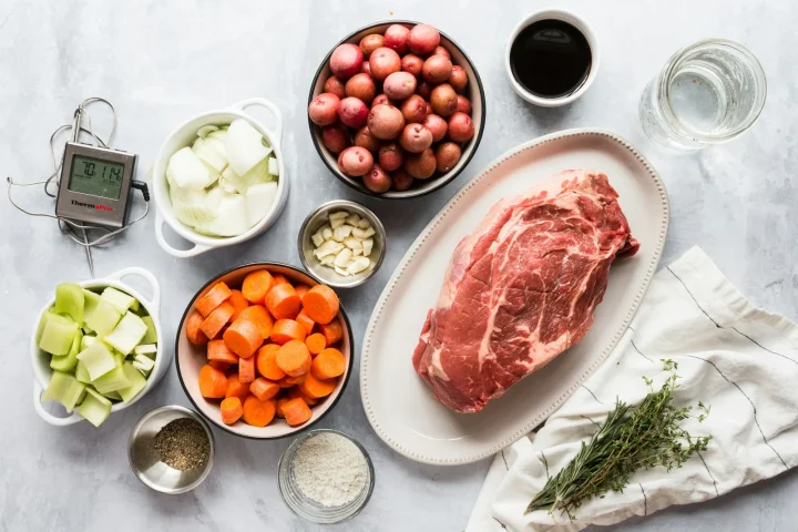 Ingrédients disposés autour d’une pièce de viande