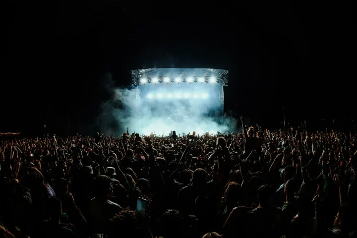 Public devant une scène de concert éclairée