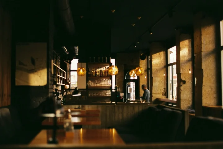 Salle de restaurant à l’éclairage tamisé