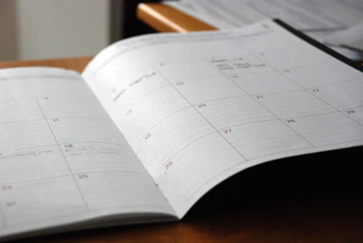 Planning mensuel ouvert sur un bureau