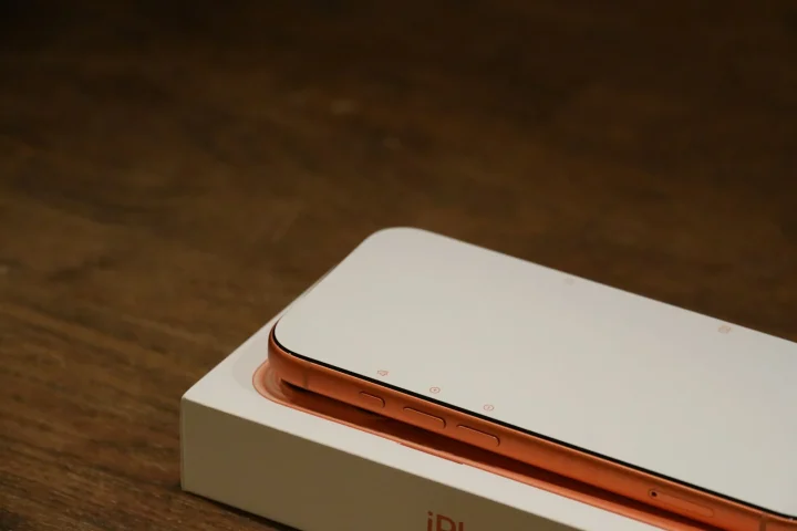 Smartphone posé sur sa boîte