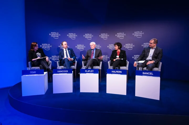 Table ronde sur une scène éclairée en bleu