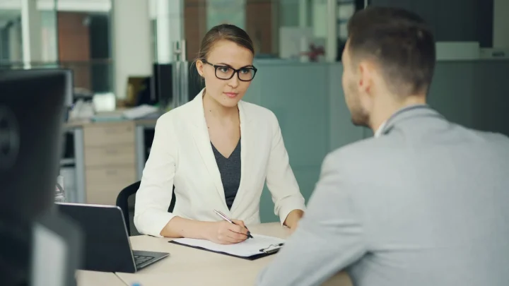 Interview d’un client assis à son bureau