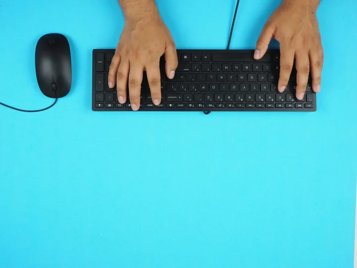 Mains sur un clavier vues de dessus
