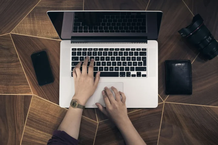 Personne utilisant un ordinateur portable